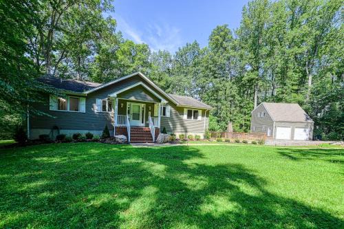 Lakefront home with deck, hot tub, game room, kayaks, & fireplace