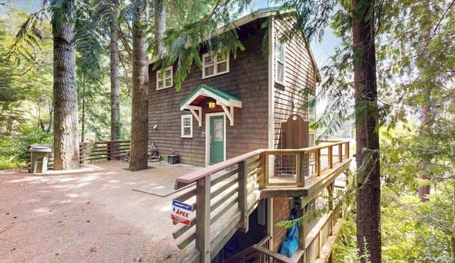 Lakefront home with loft, two decks with amazing views, kayaks & dock access