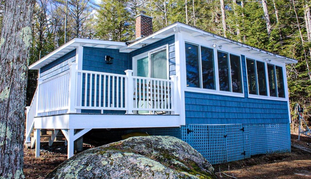 Lakefront home with a deck, gas grill, WiFi, dock & golf nearby