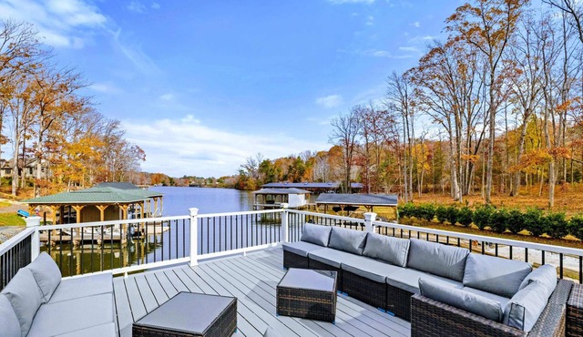Lakefront Lake Anna with Cove, Dock, Deck, Hot Tub