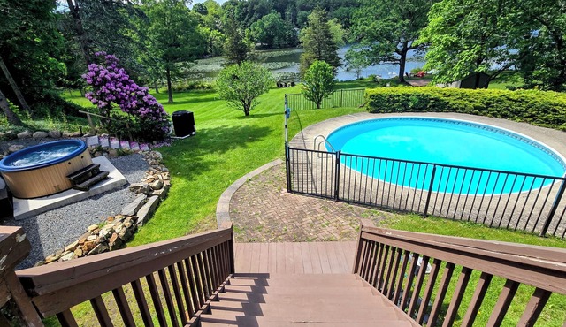 Lakefront/Legoland/West Point Retreat Under 1 Hour From NYC! Heated pool & Spa!