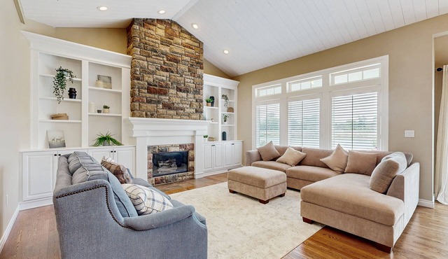 Lakefront living, steps to the water, fishing and kayaks, walk to outlet shops
