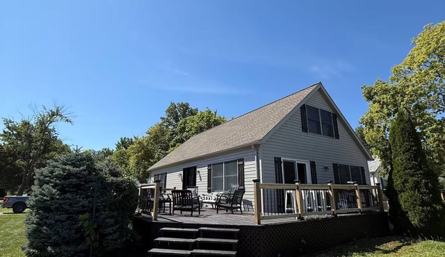 Lakefront Lodge + Sleeps 12 + Bay Views + Hot Tub