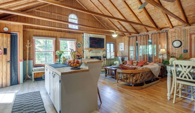Lakefront Log Cabin Retreat w/Hot tub + Kayaks!
