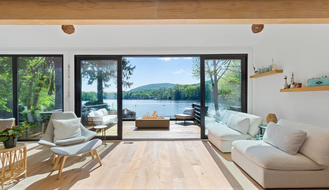 Lakefront luxurious retreat