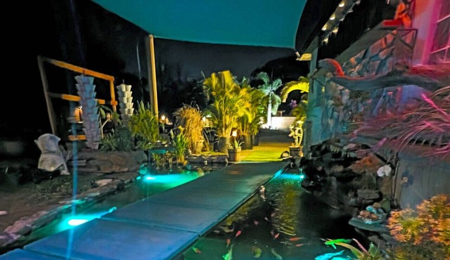 Lakefront Luxury pool 3100sq ft on lake.