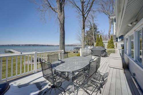 Lakefront Michigan Cottage - Deck, Grill & Kayaks!