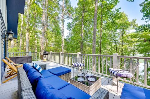 Lakefront Murphy Getaway w/Deck, Dock & Kayaks!
