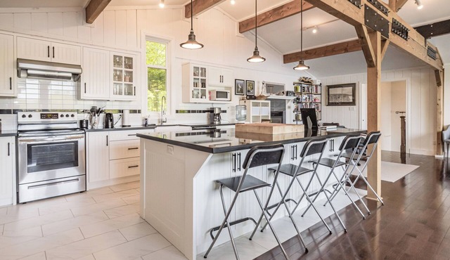 Lakefront Muskoka Cottage