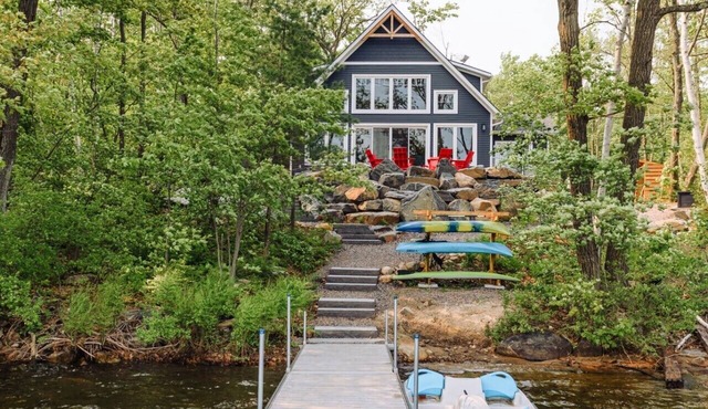 Lakefront Muskoka Cottage w/hot tub