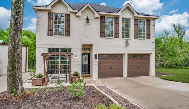Lakefront Oasis: Public Beach, Fishing Cove &Views