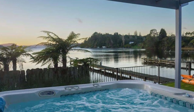 Lakefront Oasis | Spa Pool, Kayaks + Amazing Views