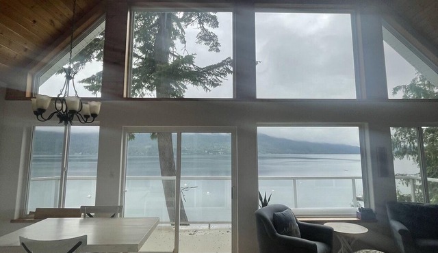Lakefront on Shuswap- perfect for families