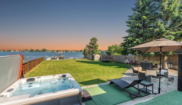 Lakefront Paradise, Hot Tub, Private Beach, Covered Dock, Kayaks, Near Downtown