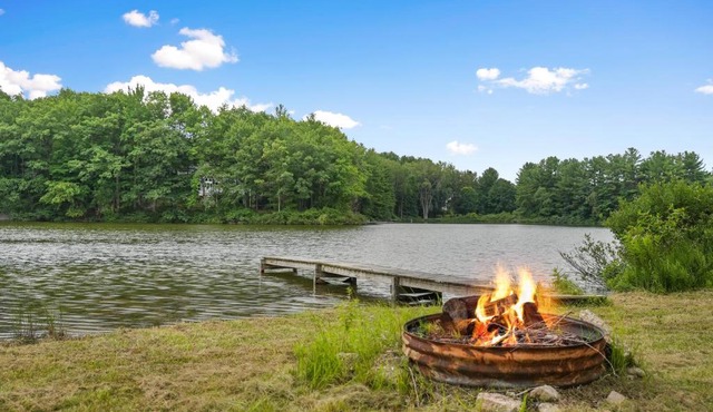 LAKEFRONT PARADISE 4 bedroom Home w direct lake access, Pets OK