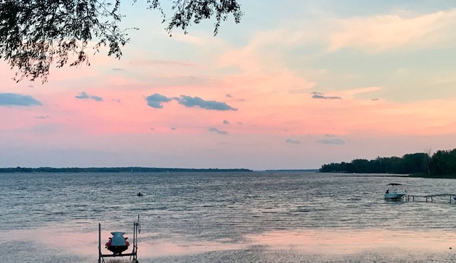 Lakefront Paradise w/beach,dock,kayaks,fun,peace