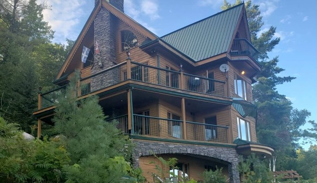 Lakefront Pineview Chalet + Spa on Lac Orignal