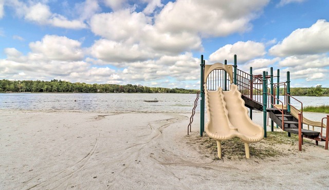 Lakefront Pocono Retreat w/Hot Tub & Movie Hub