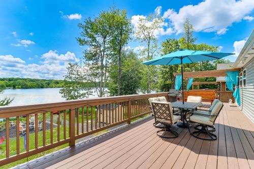 Lakefront Pocono Retreat w/Hot Tub & Movie Hub