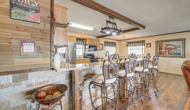 Lakefront & Poolside! Family Retreat in Hernando