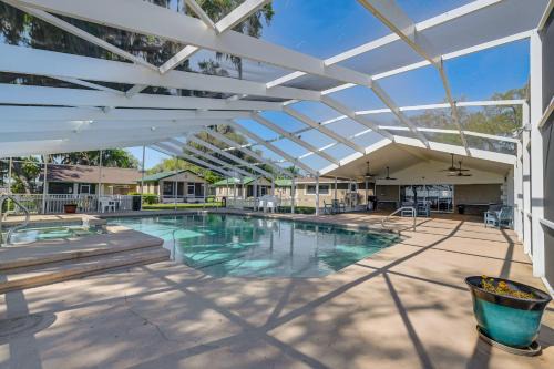 Lakefront & Poolside! Family Retreat in Hernando