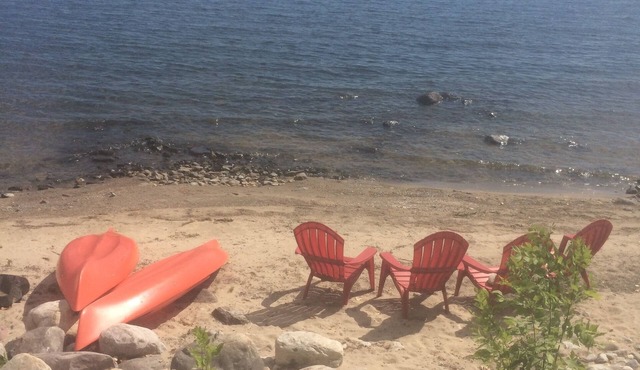 Lakefront, private beach, dock, kayaks, Paddle Boat and pet friendly!