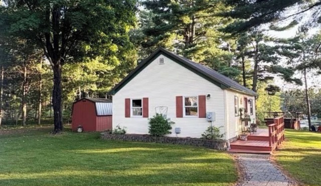 LAKEFRONT-PRIVATE DOCK Modern 2BR "Sunset Deck" at Chetek, Sleeps 6