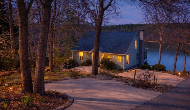 Lakefront + Quiet Cove + Dock + Fire Pit + 4 Kings + Bunks