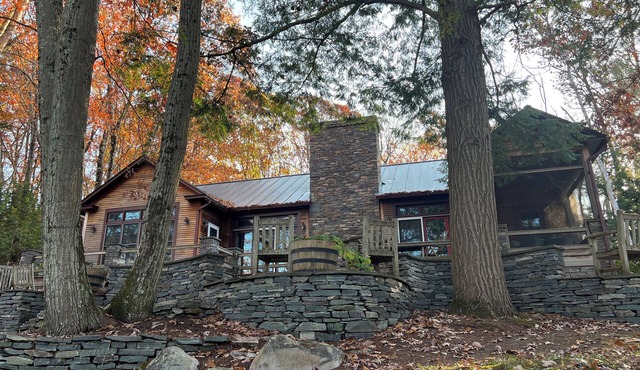 Lakefront Retreat 20 minutes from Middlebury
