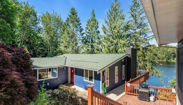 Lakefront Retreat for 6 with Stunning Views, Sauna