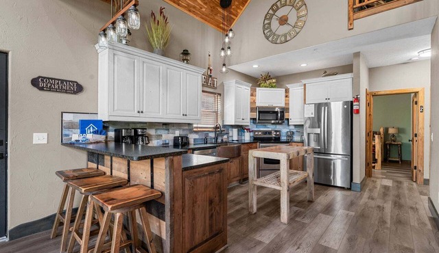 Lakefront Retreat w/Direct Access, Great Views, Foosball, Billiards & Arcade