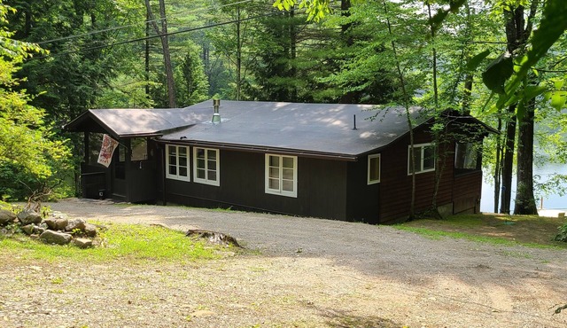 Lakefront Rustic 1930s dog friendly Cabin w/lg screened porch near Lake George