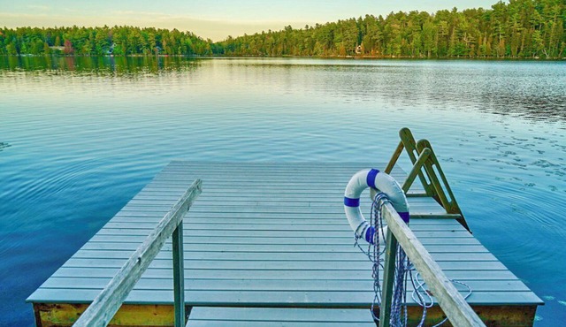 Lakefront Single Level: Dual King Suites & Dock