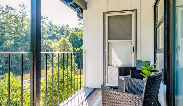 Lakefront studio with balcony, AC, WiFi, on-site pool, grill, firepit, & tennis