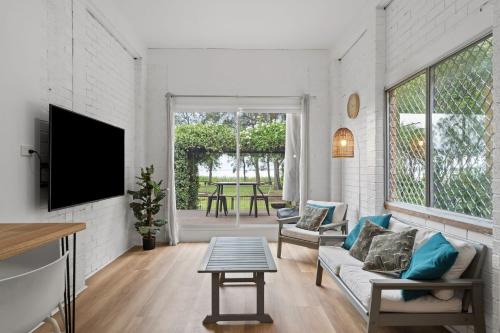 Lakefront Suite Studio Killarney Vale