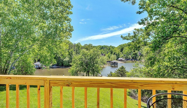 Lakefront Townhome w/Boat Slip, Kayaks & Pool