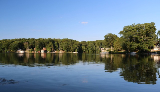 Lakefront Tranquility. Whole Home in Quiet Neighborhood in no-wake zone.