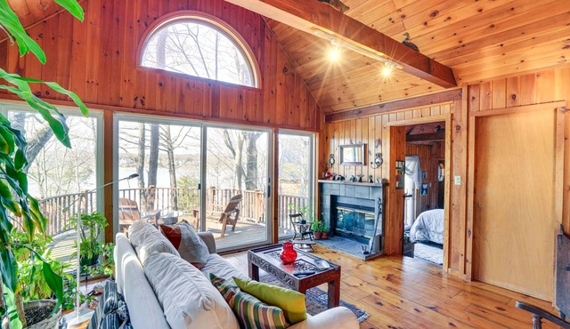 Lakefront 'Treehouse Sanctuary' w/ Pool Access!