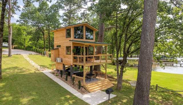 Lakefront Treehouse, private island on Lake Hamilton with hot tub & boat dock!