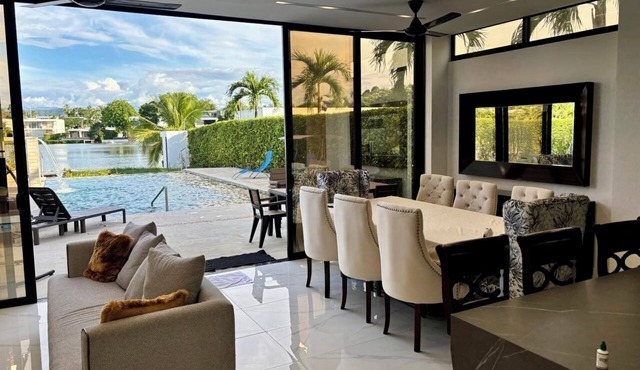 Lakefront villa with private Dook, Piscina & Jacuzzi