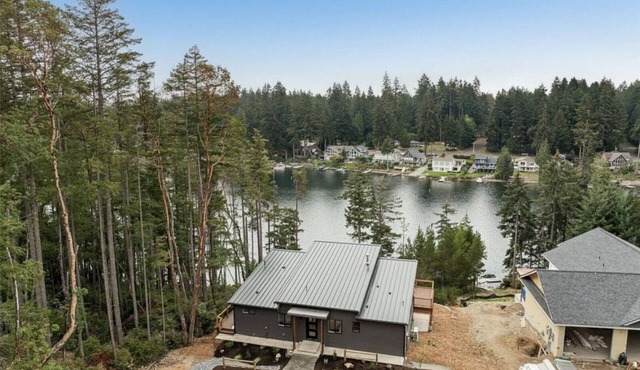 Lakefront w/dock 4-bedtoom modern house on delightful Anderson Island