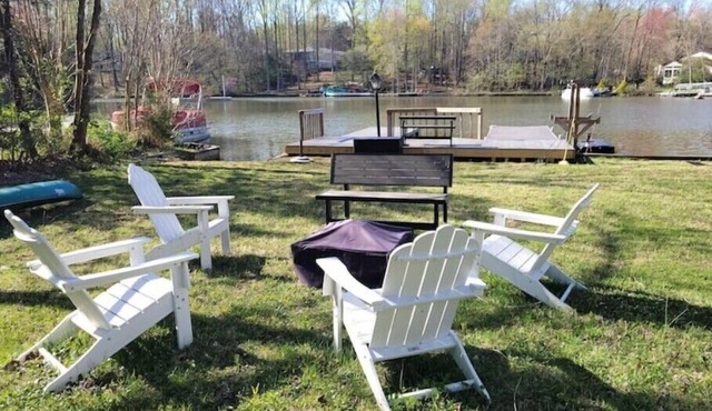Lakefront w/ large yard and private dock in amenity-rich Lake of the Woods, VA
