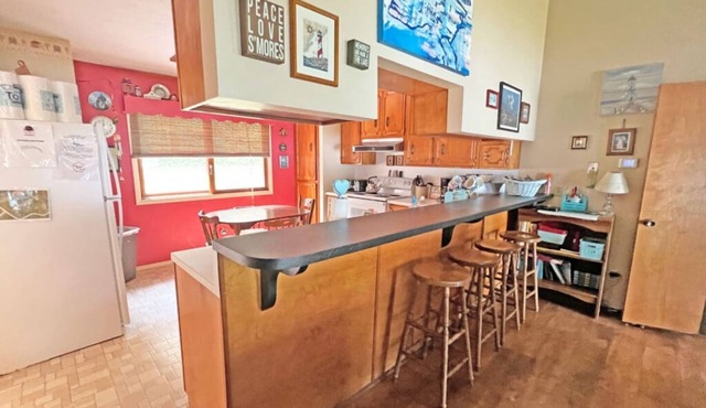 Lakefront Western Breeze Cottage - 4Bdrms/2Baths