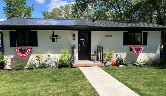 Lakefront "Wine Down" Cottage