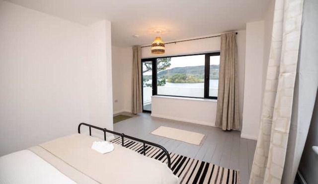 Lakehouse Art Deco retreat