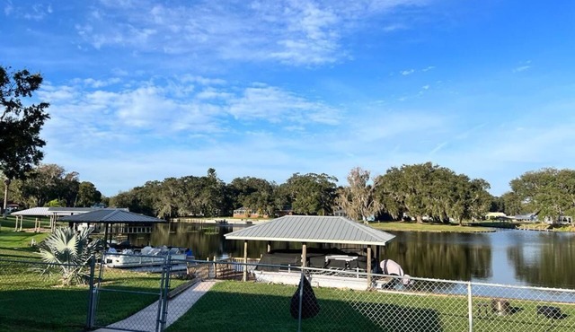 Lakehouse on lake Istokpoga. Separate inlaws quarters, 10 minutes from Raceway