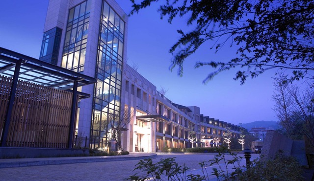 Lakeshore Hotel