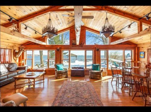 Lakeshore lodge