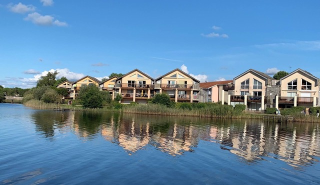 Lakeside apartment with enclosed garden, dog allowed, electric charger