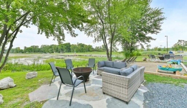Lakeside Bliss - Charming 3BR Cottage on the Water